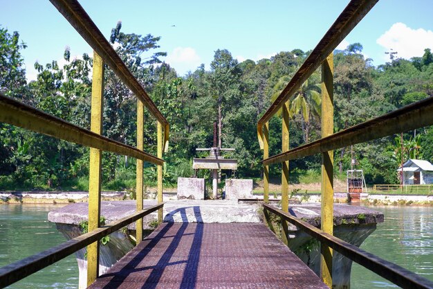 Foto porta de escotilha manual para abrir a água na barragem de cikuluwung uma barragem para geração de energia na área de leuwiliang