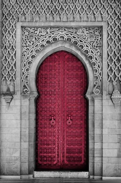 Porta de estilo oriental árabe em Marrocos. Nova tendência de 2023 PANTONE 18-1750 cor Viva Magenta