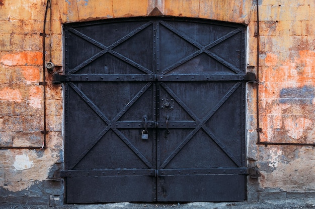 Porta de ferro histórica no prédio antigo. Rússia