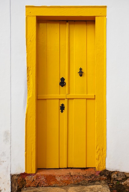 Porta de madeira amarela brilhante na cidade histórica, tiradentes, brasil