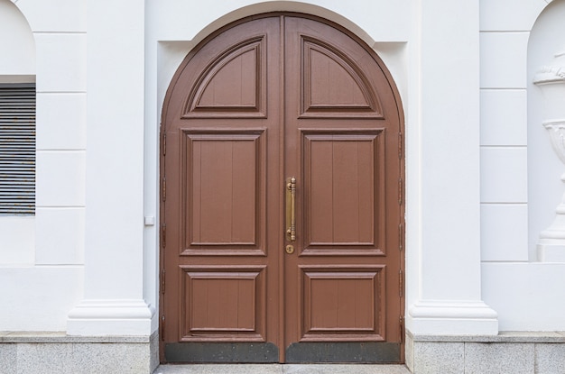 Porta de madeira arqueada, estilo antigo