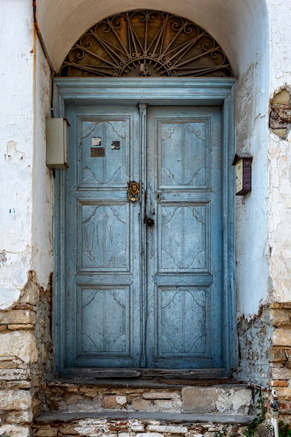 Porta de madeira azul velha no edifício opsharpanny