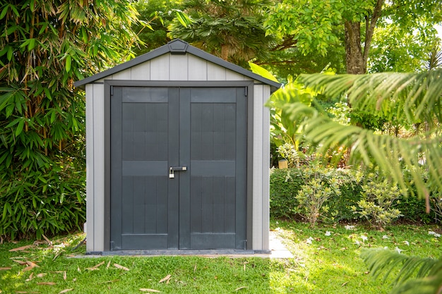 Porta de madeira cinza em casa moderna