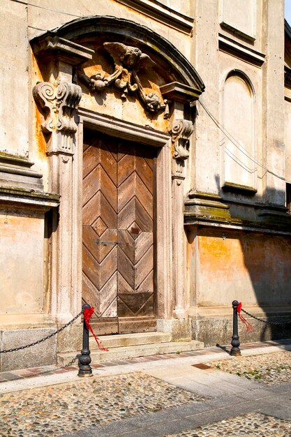 Porta de madeira de um edifício ornamentado