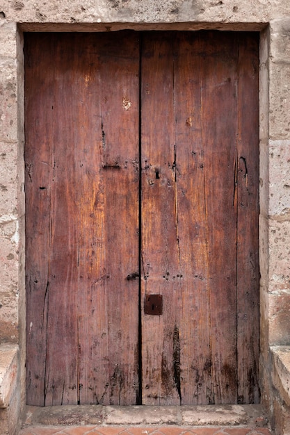 Porta de madeira e antiga