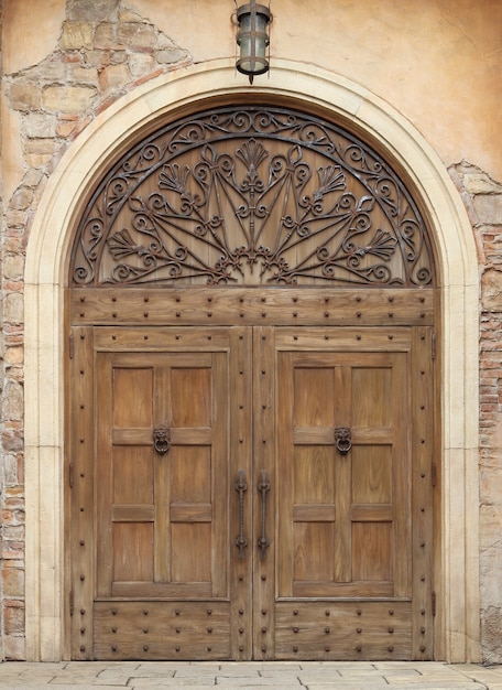 porta de madeira e parede