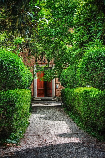 Porta de madeira em um belo jardim italiano