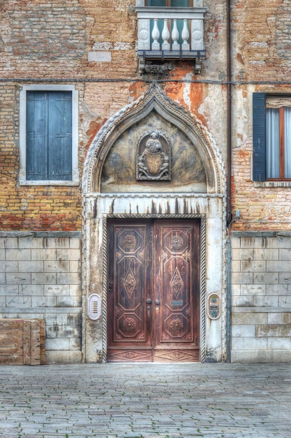 Porta de madeira em uma parede antiga Processada para efeito de mapeamento de tom hdr