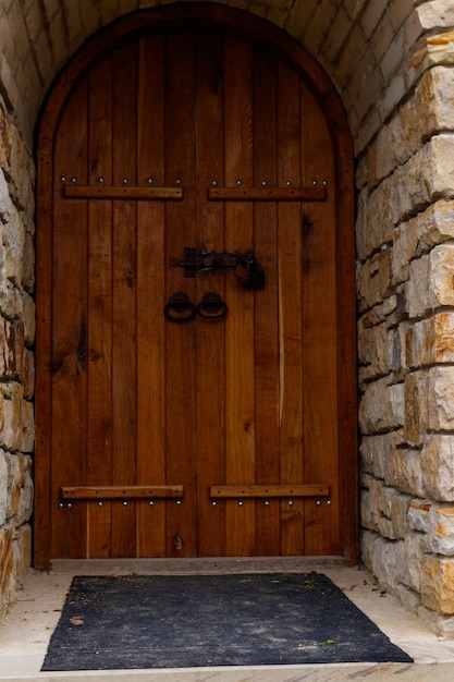 Porta de madeira fechada na parede de pedra