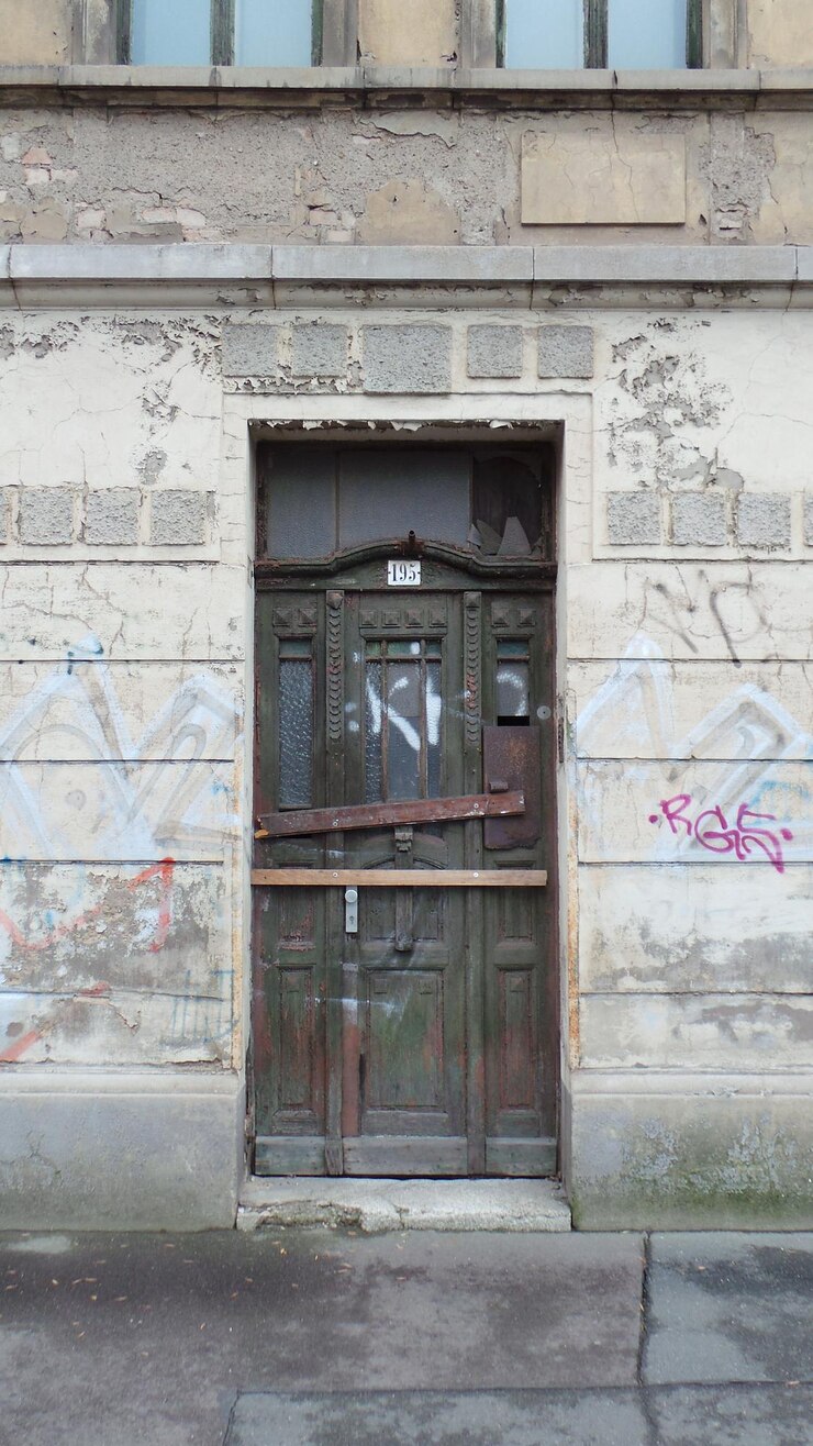 Foto porta de madeira fechada no edifício