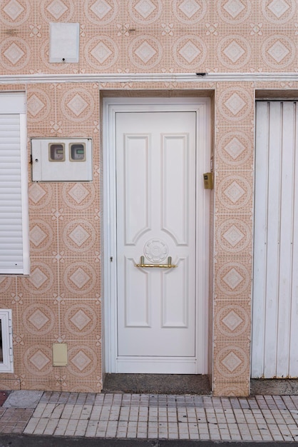 Porta de madeira fechada num edifício residencial