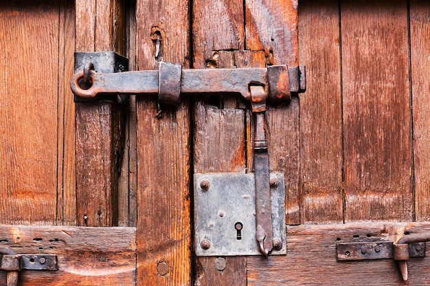 Porta de madeira fechada