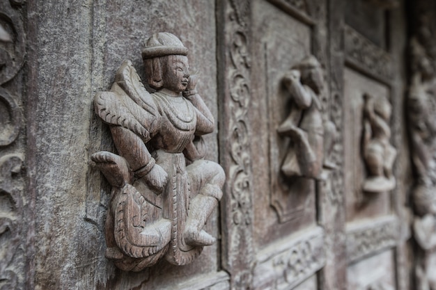 Porta de madeira, monastério de Shwenandaw ou palácio dourado em Mandalay, Myanmar