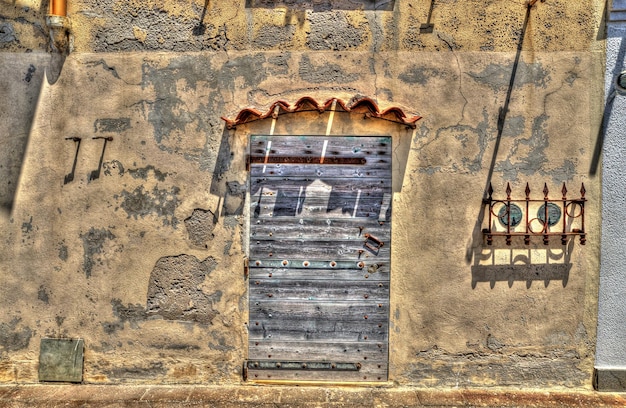 Porta de madeira na cidade velha de Alghero Sardenha