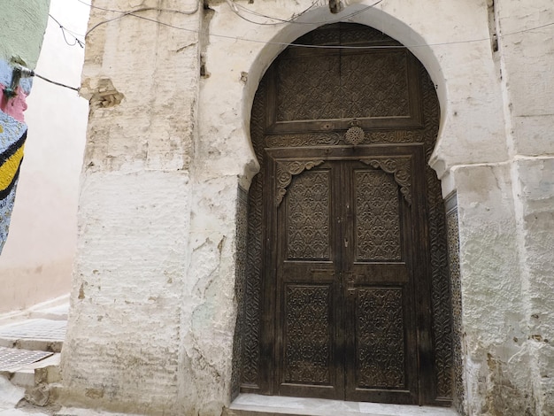 Porta de madeira na medina de Fez (cidade velha). Marrocos.