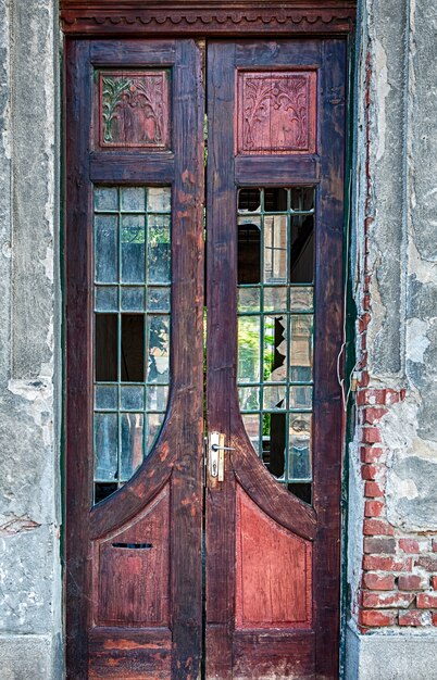 Porta de madeira resistida vintage. Vidro quebrado. parede