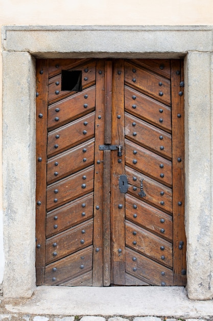 Porta de madeira retrô com fechadura e buraco de fechadura