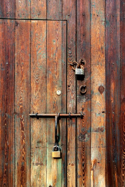 Porta de madeira velha em Cartagena, Colômbia