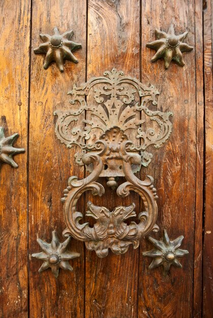 Porta de madeira velha em Cartagena, Colômbia
