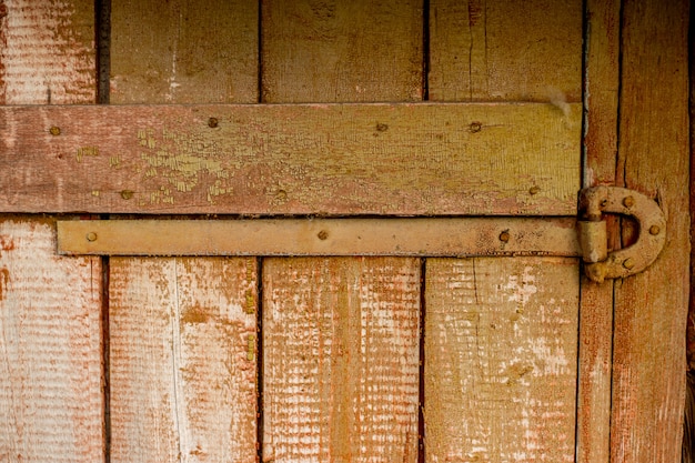 Foto porta de madeira velha em uma fazenda de perto