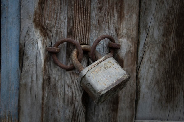 Porta de madeira velha fechada com cadeado
