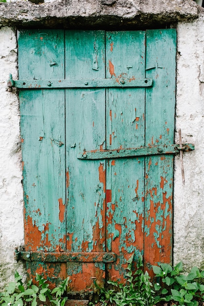 Porta de madeira velha fechada na fechadura