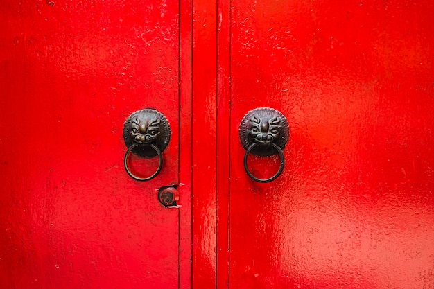 Porta de madeira vermelha velha