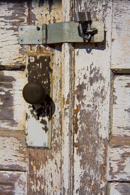 Foto porta de madeira vintage com cadeado enferrujado e dobradiça em auburn, indiana