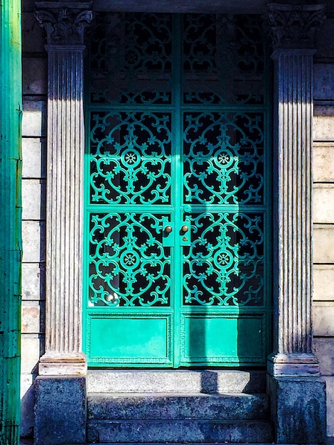 Porta de metal azul fechada