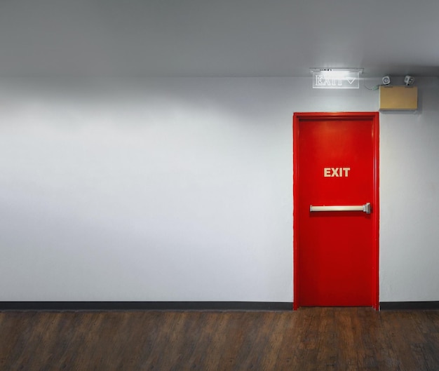 Porta de saída de incêndio Porta de emergência de saída de incêndio cor vermelha material metálico com alarme e luz de emergência