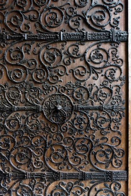 Porta decorativa de ferro forjado em Notre Dame de Paris