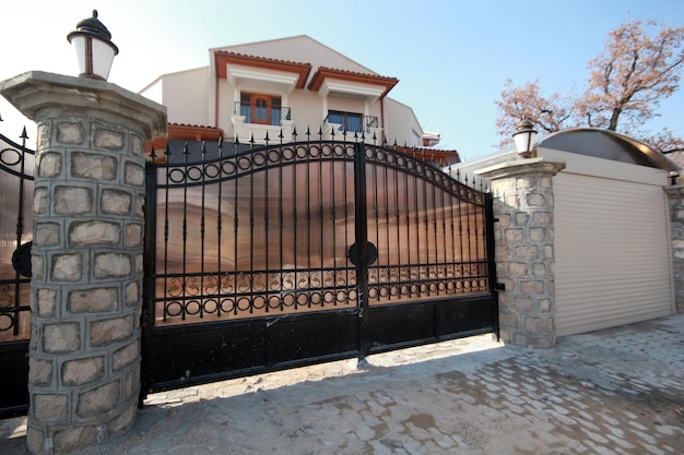 Porta decorativa de ferro fundido da villa