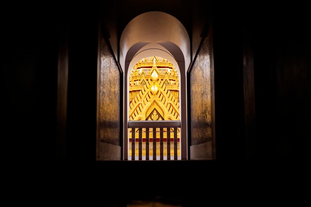 Porta dentro do castelo de metal com telhados de metal em Wat RatchanatdaTemple em Bangkok Tailândia