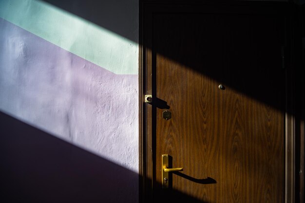 Porta do apartamento na escada à luz do sol da janela