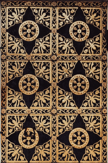 Porta do mosteiro com ornamento de ouro