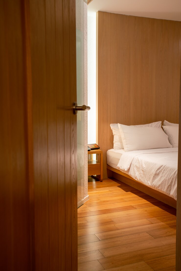 Foto porta do quarto aberta no hotel