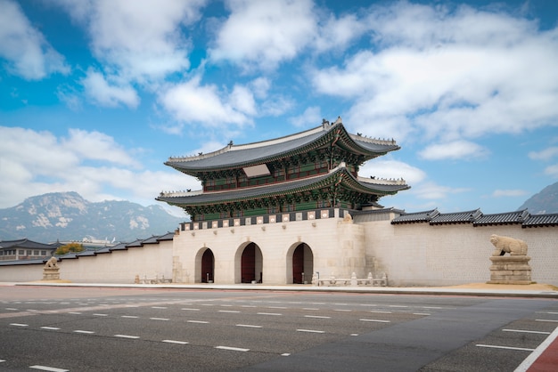 Porta e parede do palácio de Gyeongbokgung com o céu agradável no marco da manhã de Seoul, Coreia do Sul. Turismo asiático, construção de história ou conceito de cultura e viagens de tradição