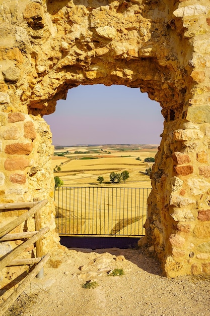 Porta em forma de arco com vista para o exterior da muralha do castelo de San Esteban de Gormaz Soria