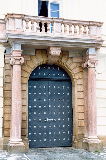 Porta europeia medieval tradicional com colunas e varanda na rua Praga