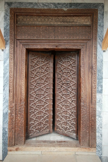 Porta externa velha e ornamentada