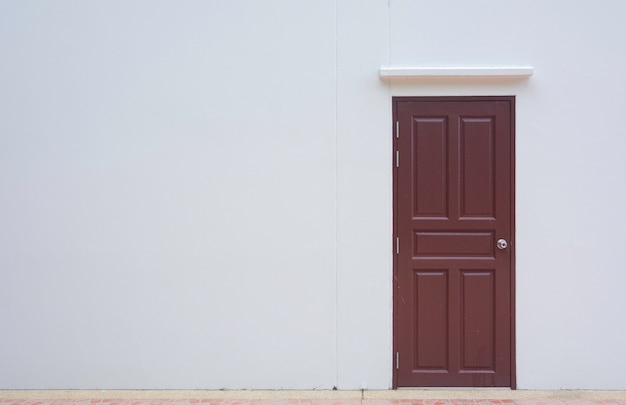 Foto porta fechada com parede branca com espaço