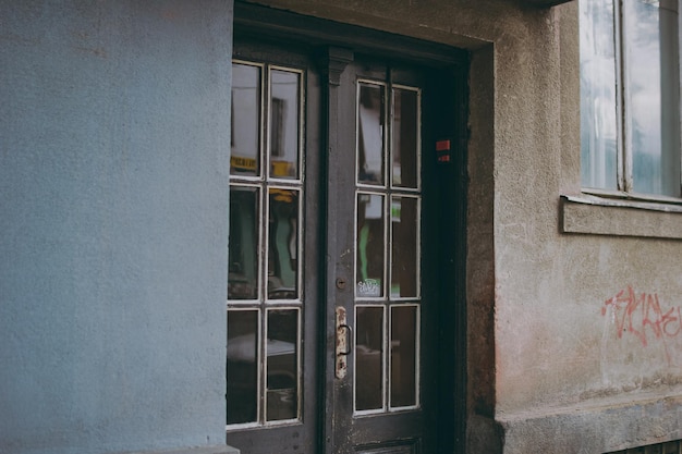 Porta fechada da casa.