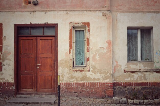 Foto porta fechada da casa.