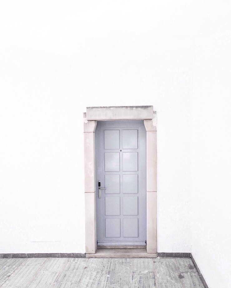 Foto porta fechada da casa.