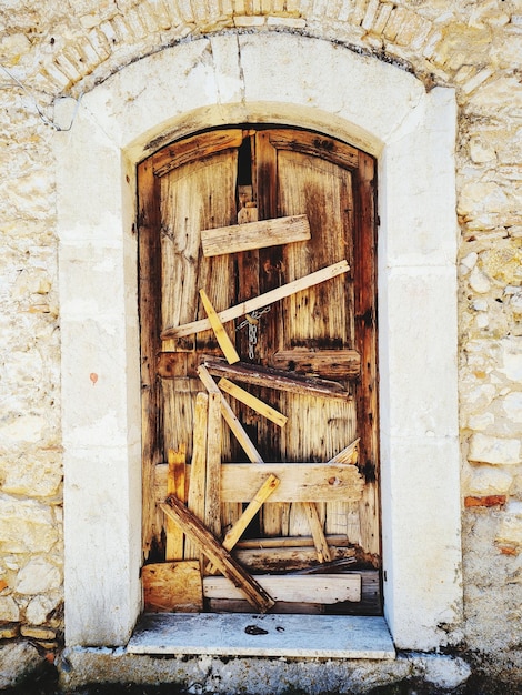 Foto porta fechada de um edifício abandonado