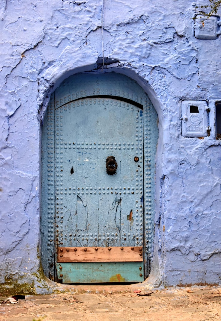 Foto porta fechada de um edifício antigo.