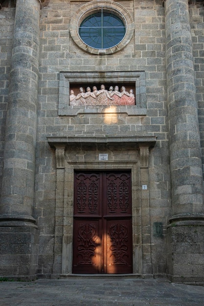 Porta fechada de um edifício antigo