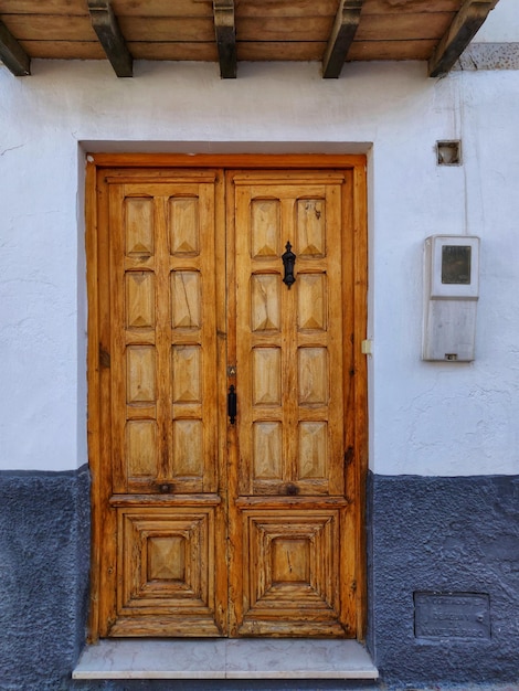 Porta fechada de um edifício antigo.
