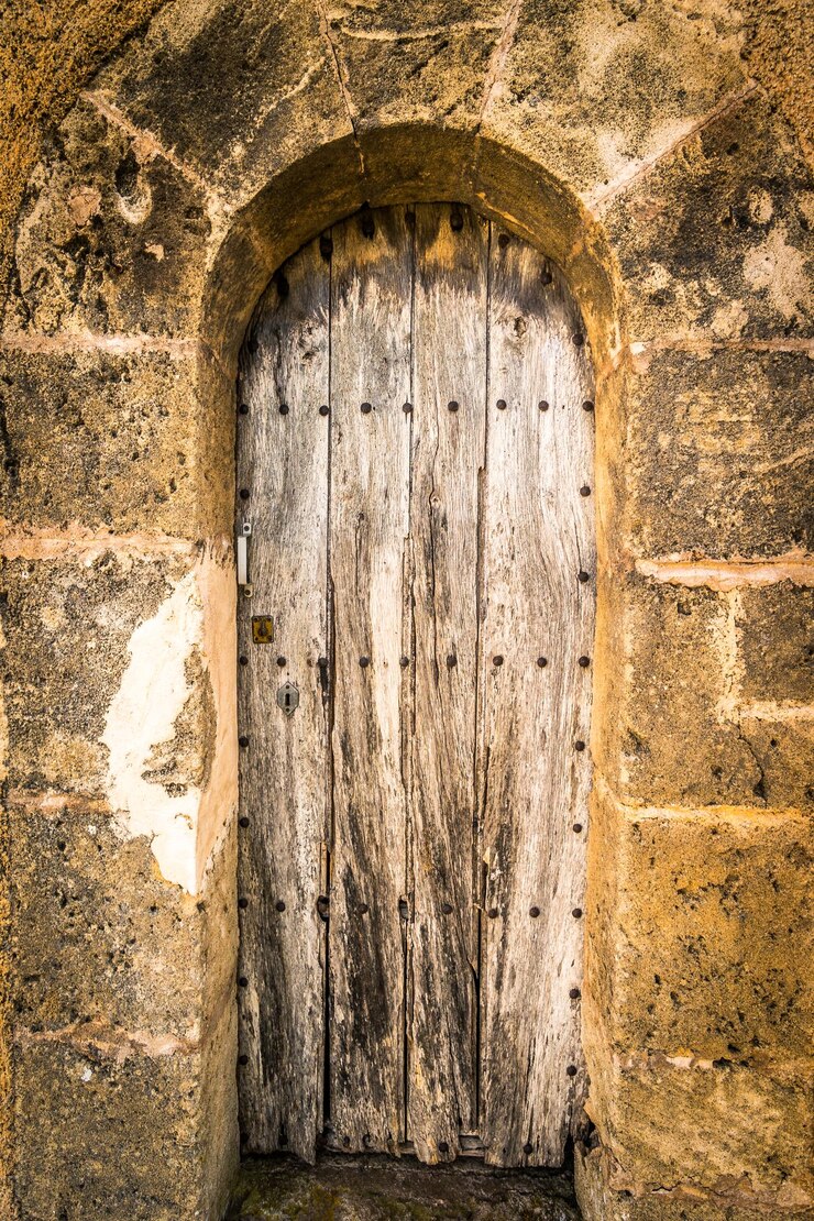 Foto porta fechada de um edifício antigo.