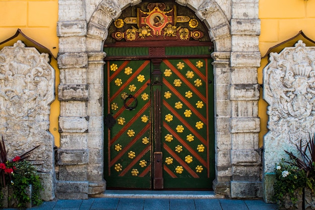 Foto porta fechada de um edifício antigo.